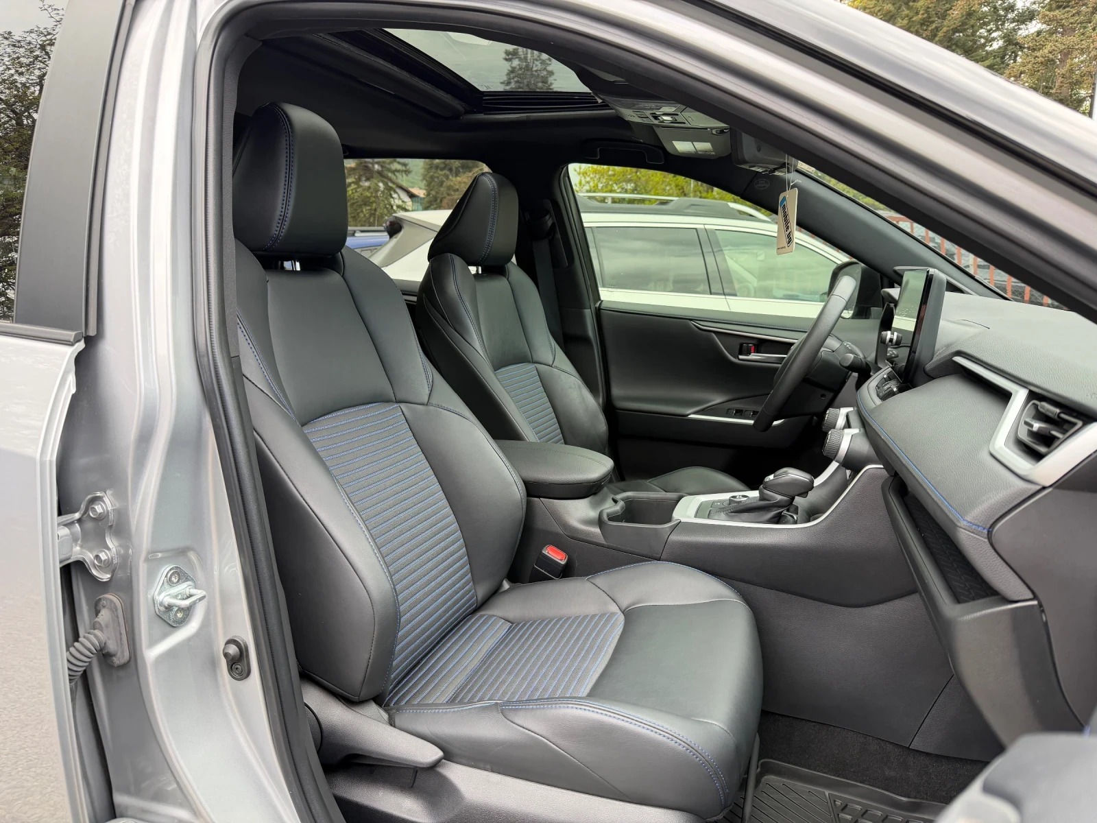 Toyota Rav4 2.5* LUXURY* 4X4* CAM* KEYLESS* DISTR* , снимка 12 - Автомобили и джипове - 54387235