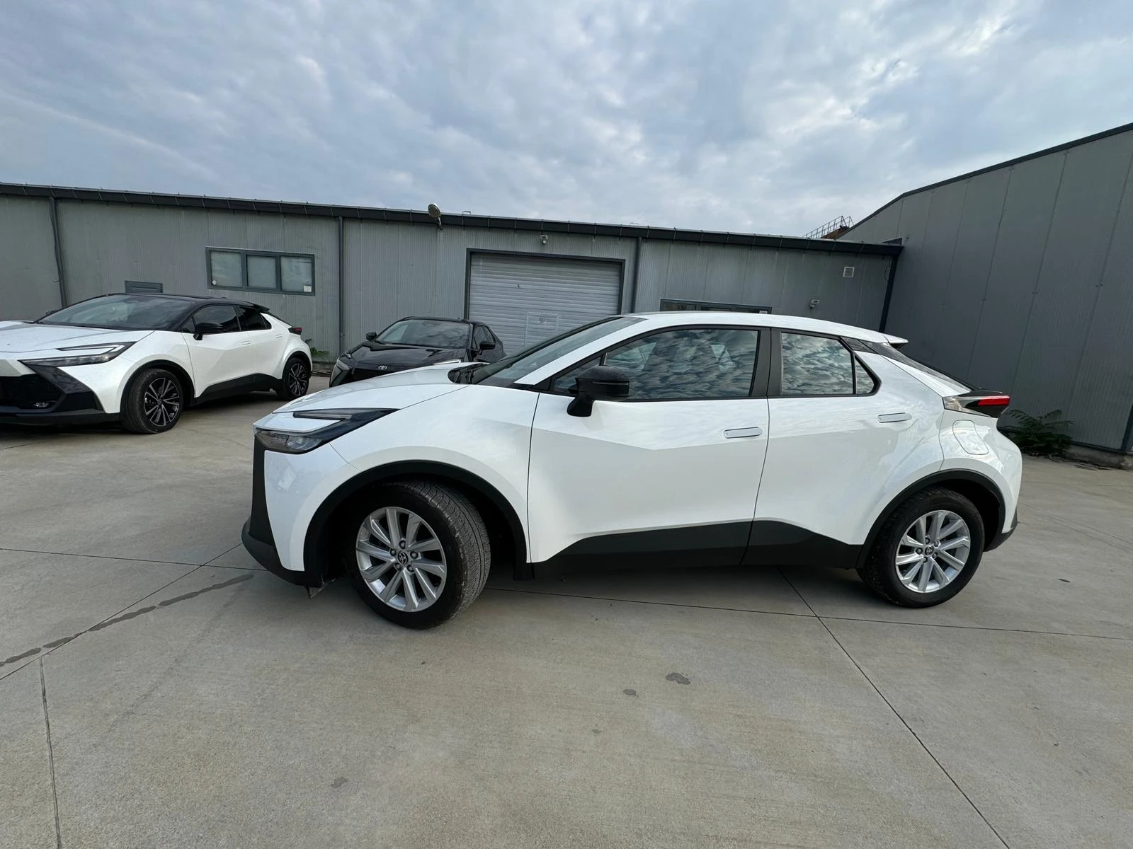 Toyota C-HR HYBRID 1.8, снимка 2 - Автомобили и джипове - 54823919