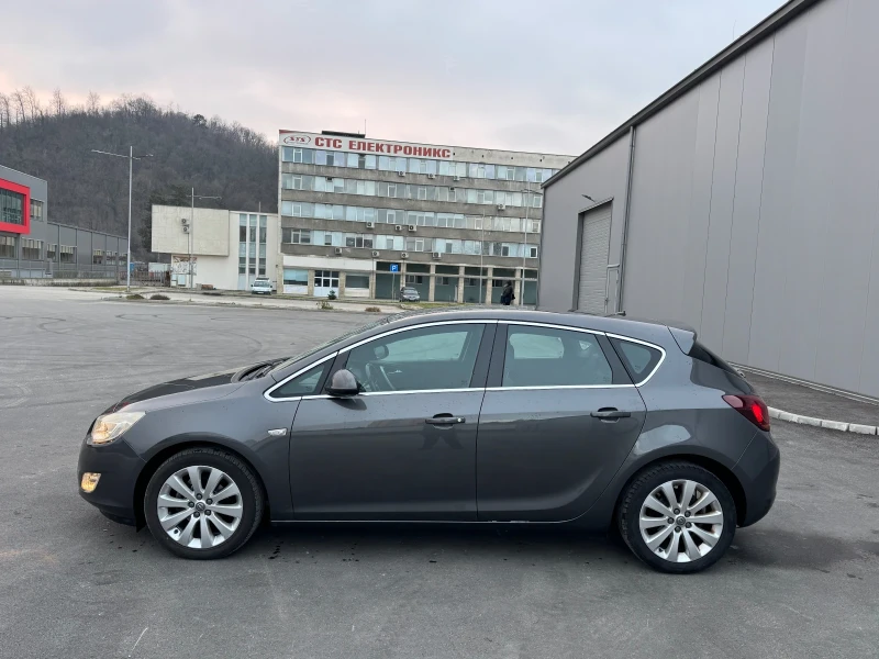 Opel Astra 1.6i 116k.c. * Cosmo * Bluetooth * AUX * Климатрон, снимка 2 - Автомобили и джипове - 52861534