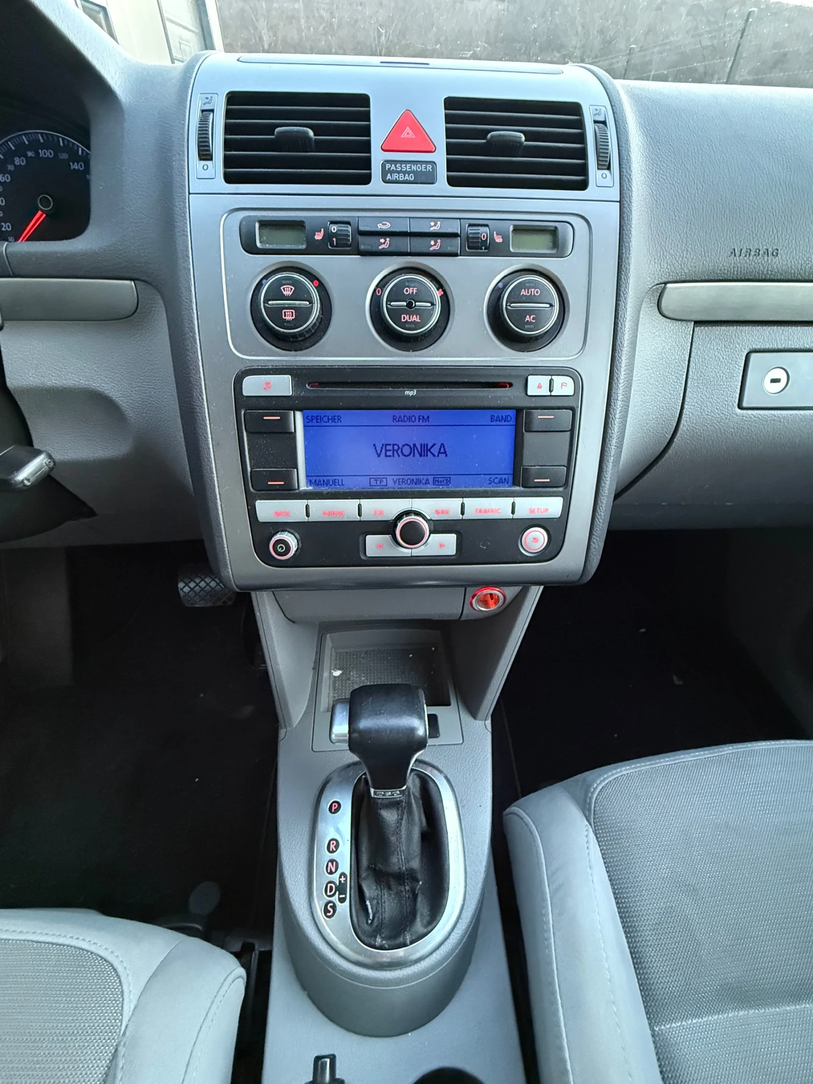 VW Touran 2.0 TDi /Автомат, снимка 7 - Автомобили и джипове - 53837324