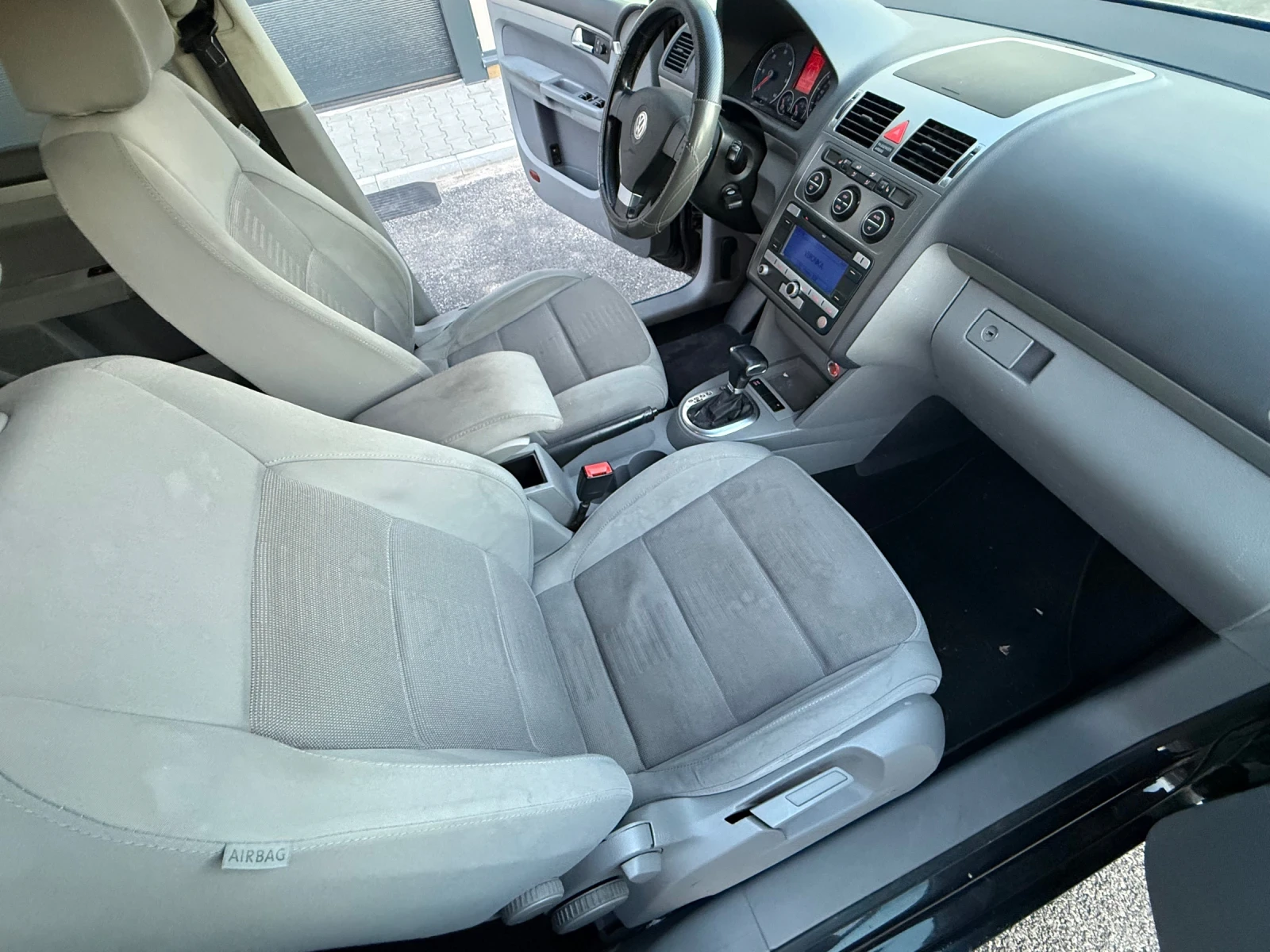 VW Touran 2.0 TDi /Автомат, снимка 11 - Автомобили и джипове - 53837324