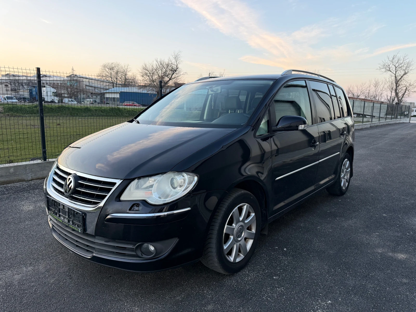 VW Touran 2.0 TDi /Автомат, снимка 2 - Автомобили и джипове - 53837324