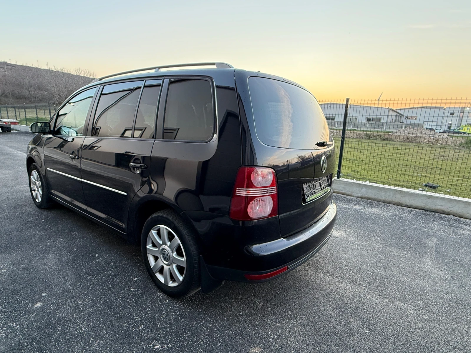 VW Touran 2.0 TDi /Автомат, снимка 5 - Автомобили и джипове - 53837324