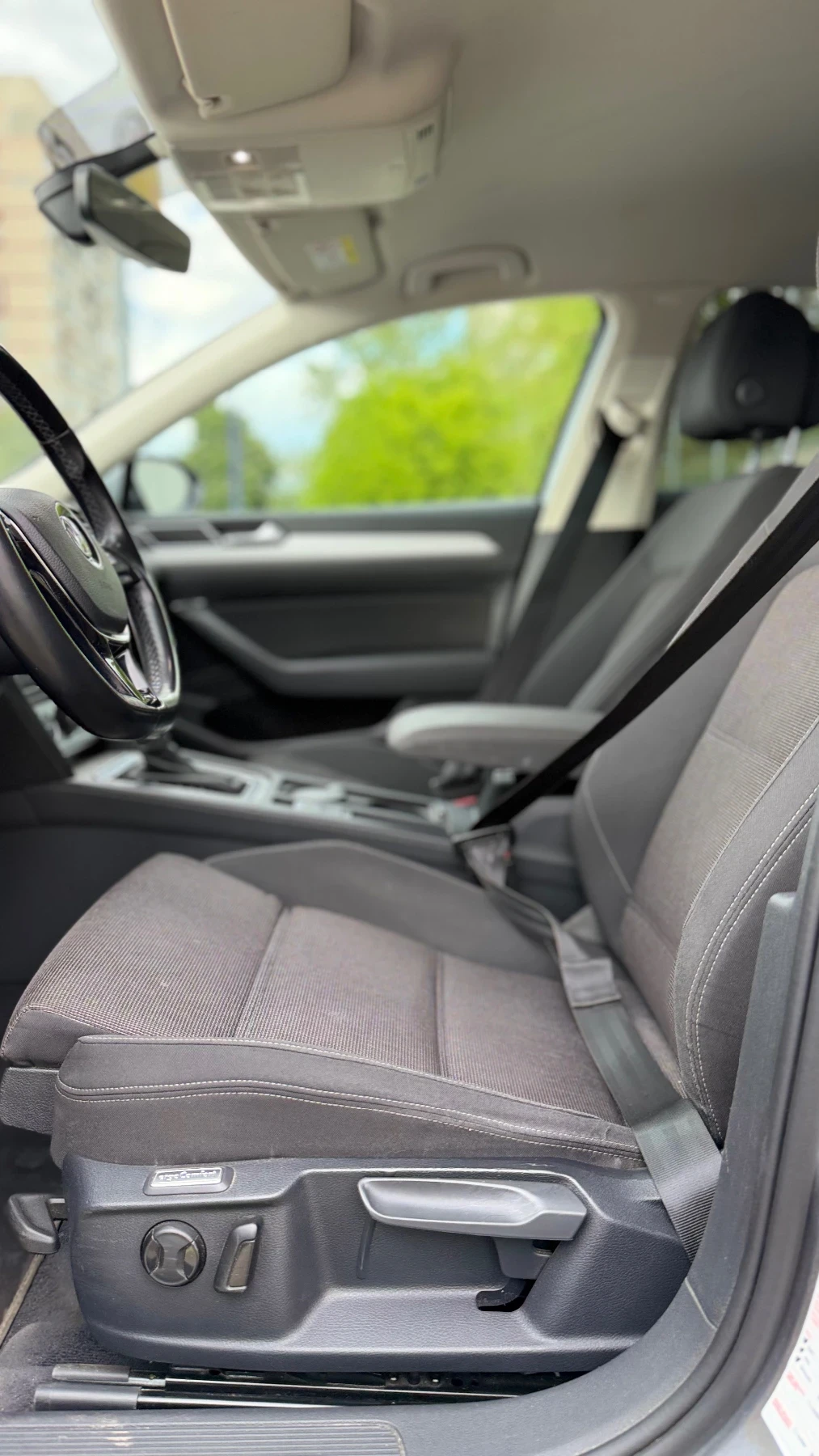 VW Passat 2.0TDI* LED* DISTRONIC* , снимка 13 - Автомобили и джипове - 54400159