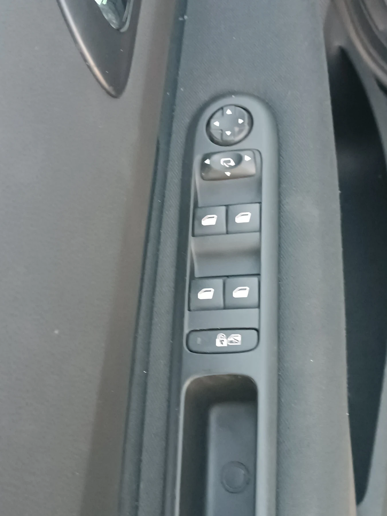 Peugeot 5008 1, 6 AUTOMATIC, 7 МЕСТА, FULL LED, ЛИЗИНГ , снимка 7 - Автомобили и джипове - 53648519