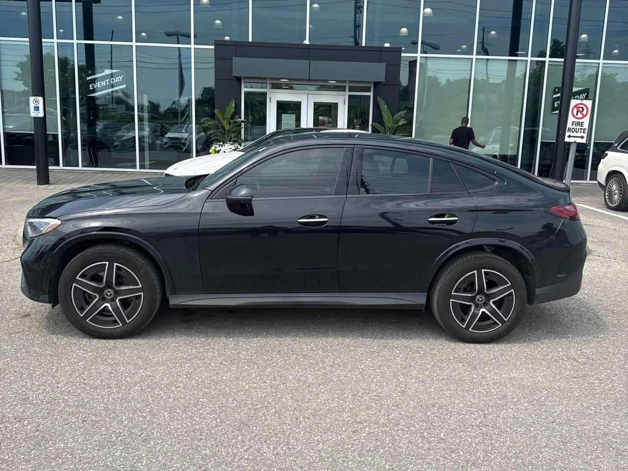 Mercedes-Benz GLC 300 * 4MATIC * ПРЕДСТАВИТЕЛСТВО * 360 * ПОДГРЕВИ, снимка 2 - Автомобили и джипове - 54873640