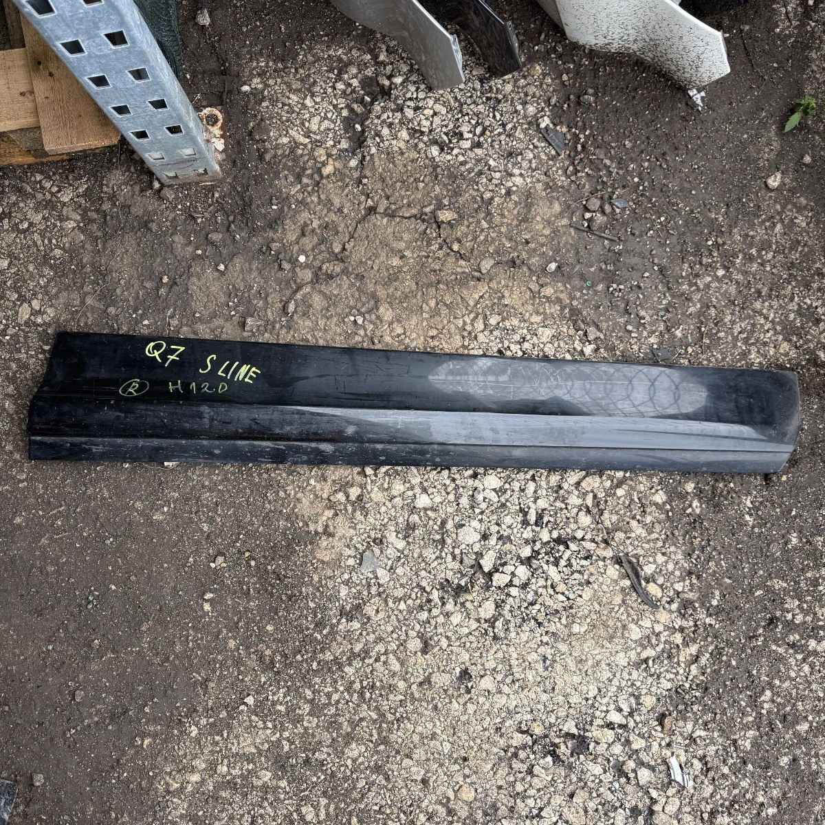 Долна лайсна за предна дясна врата на Audi Q7 4L черна 4L0853960-107