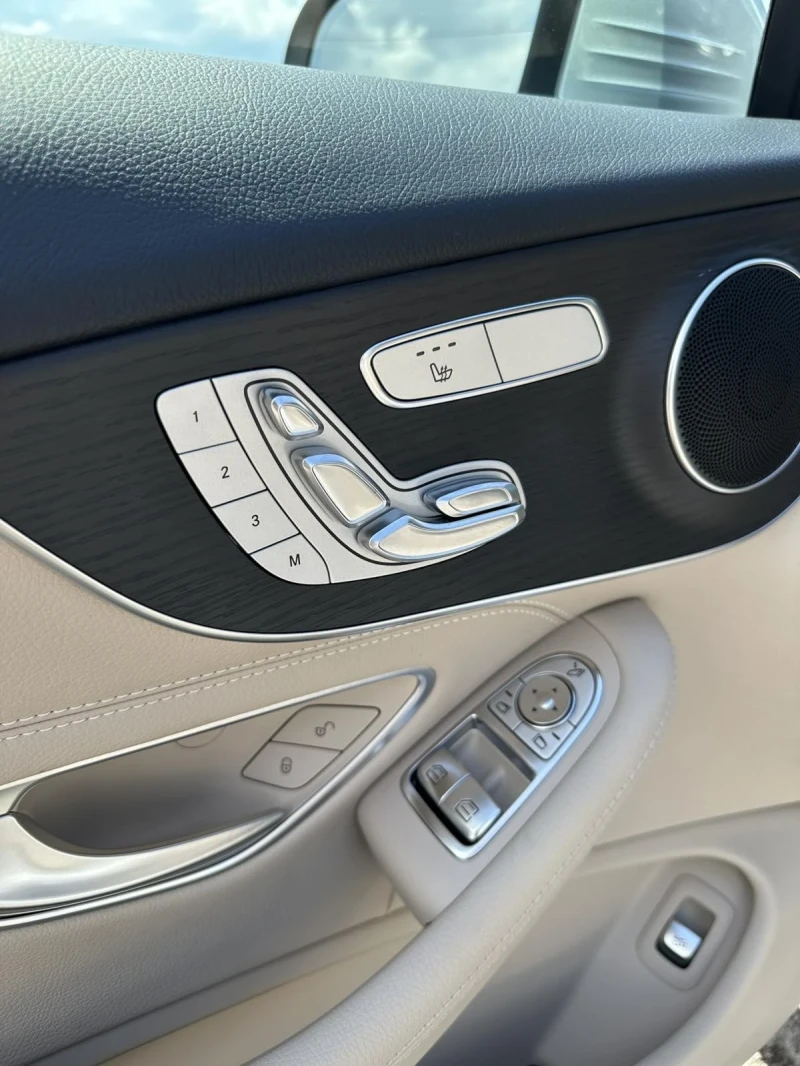 Mercedes-Benz C 300 4 MATIC, снимка 10 - Автомобили и джипове - 52390391