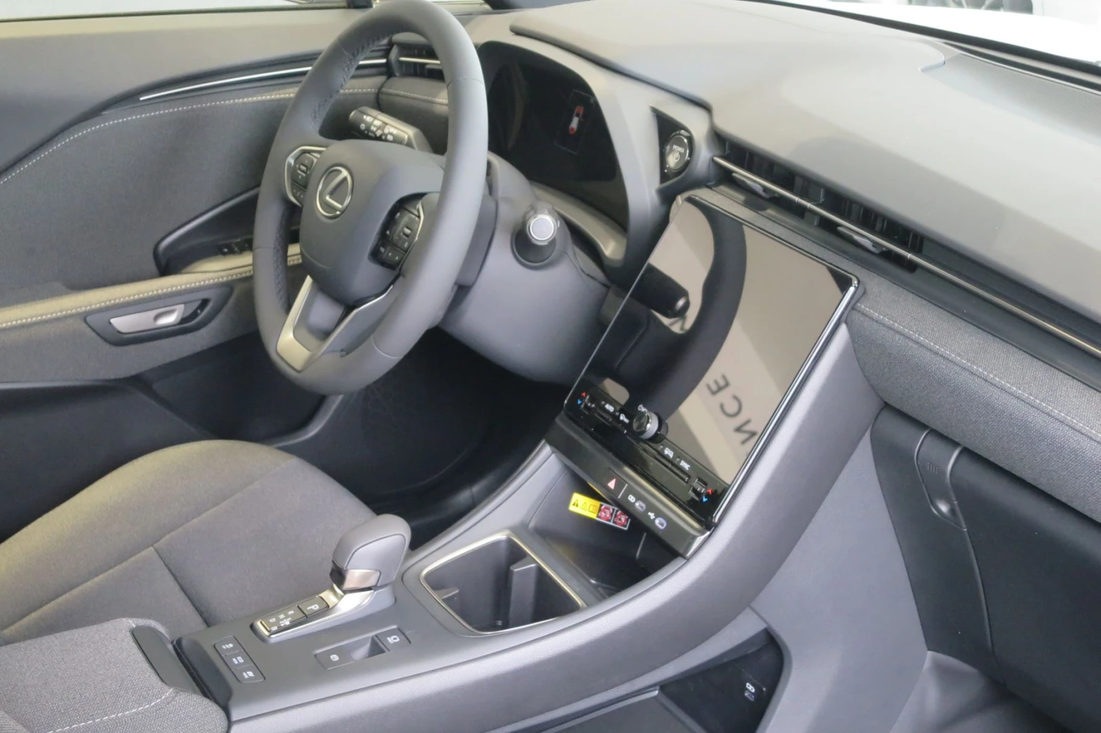 Lexus LBX 0km НОВ, от 195 евро/мес. 10 години гаранция, снимка 8 - Автомобили и джипове - 54627394