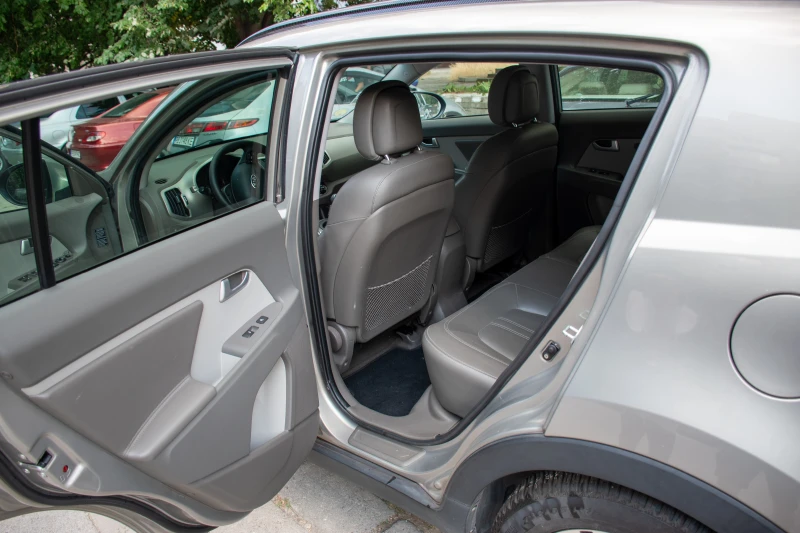 Kia Sportage 2.0, снимка 10 - Автомобили и джипове - 52591653