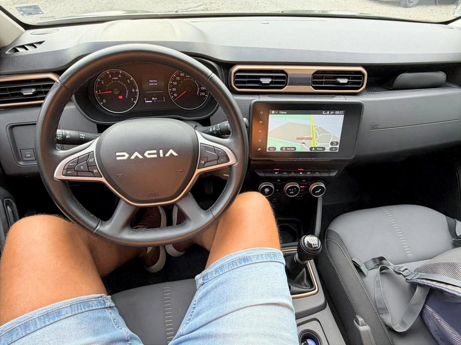 Dacia Duster Газ-бензин, снимка 11 - Автомобили и джипове - 55906130