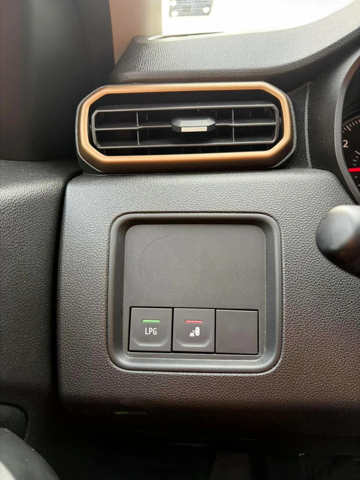 Dacia Duster Газ-бензин, снимка 14 - Автомобили и джипове - 55906130