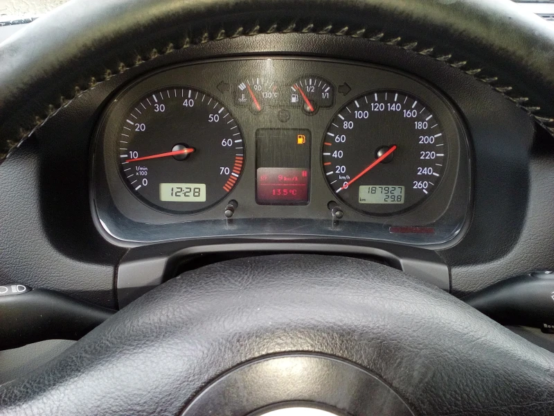 VW Bora 1.6-БЕНЗИН-101к.с.-НОВ ВНОС -РЕГИСРИРАН-ОБСЛУЖЕН!, снимка 14 - Автомобили и джипове - 52258620