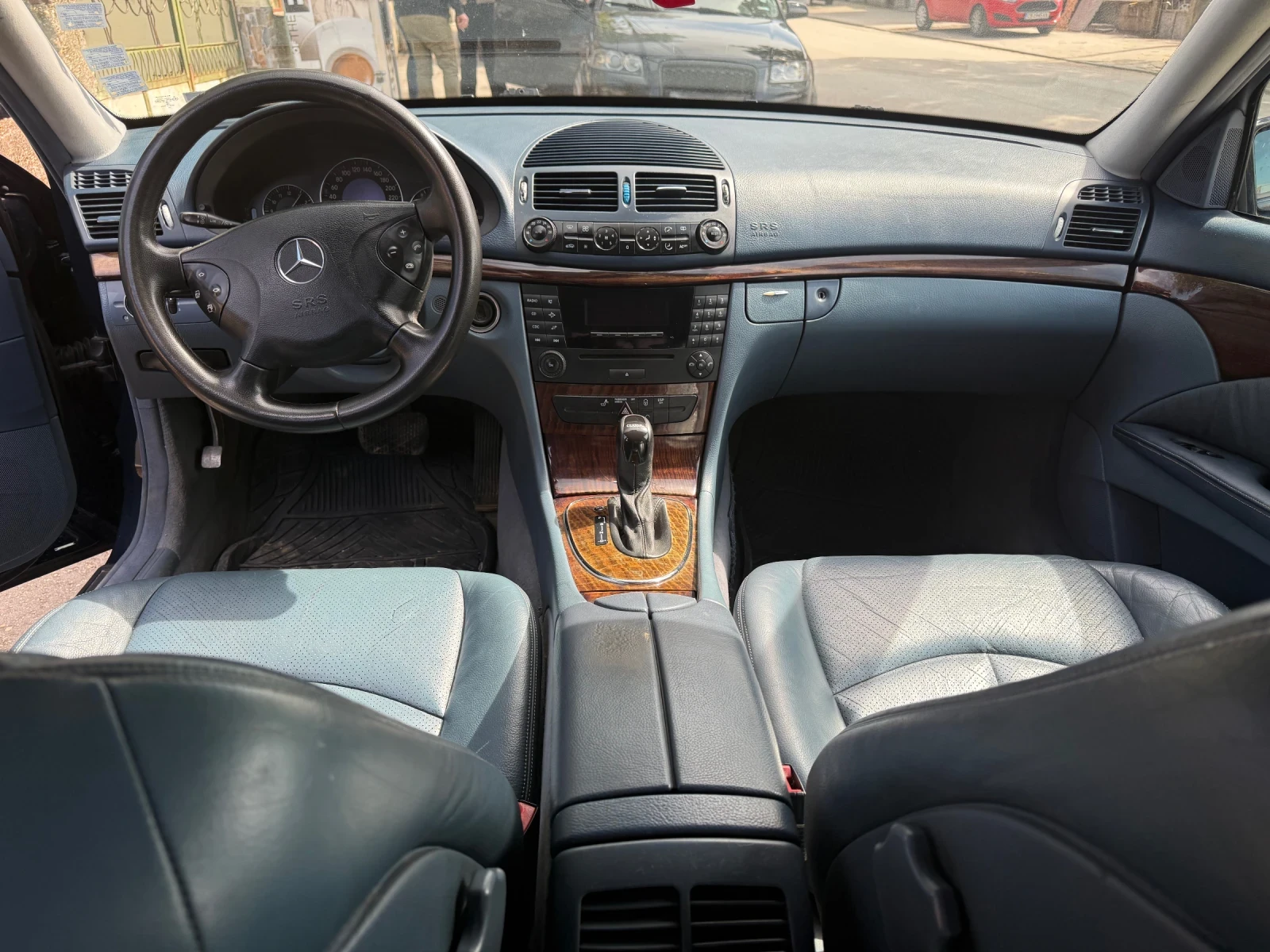 Mercedes-Benz E 200, снимка 3 - Автомобили и джипове - 54493958