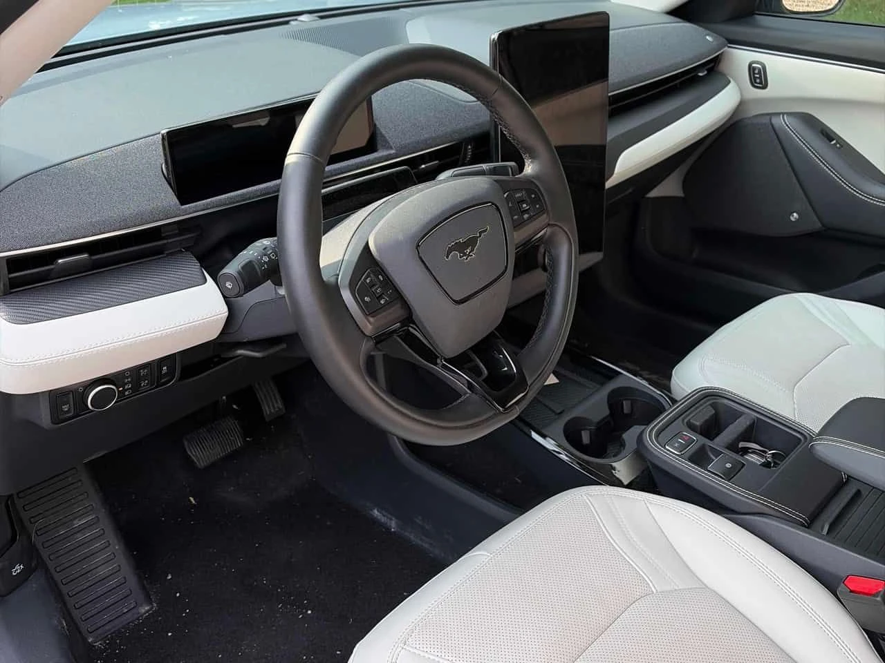 Ford Mustang Mach-E * Premium * АВТОКРЕДИТ БЕЗ ПЪРВОНАЧАЛНА ВНОСКА* , снимка 5 - Автомобили и джипове - 55576193