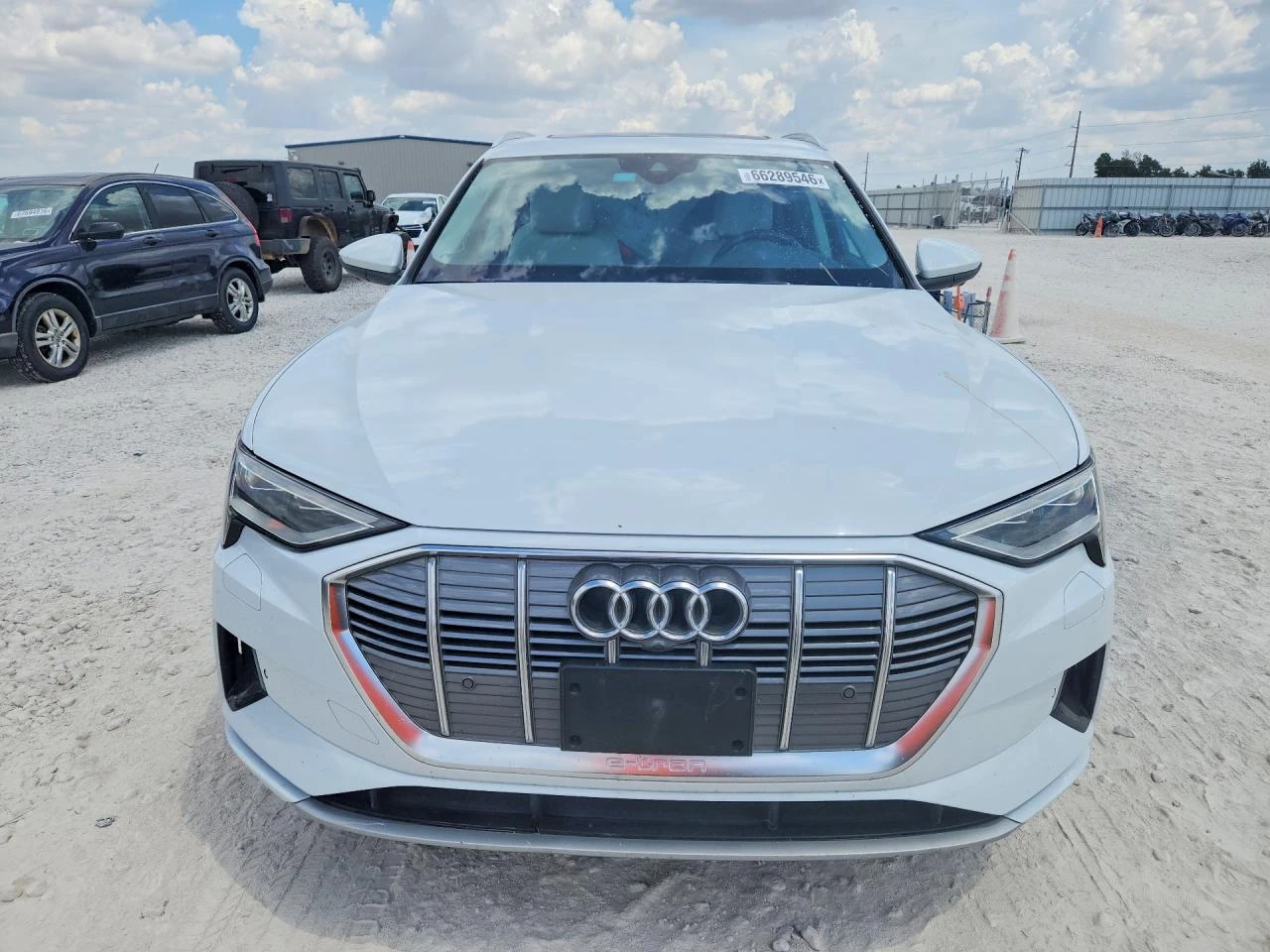 Audi E-Tron Premium Plus, снимка 5 - Автомобили и джипове - 56405825