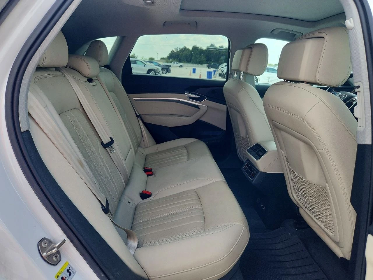 Audi E-Tron Premium Plus, снимка 10 - Автомобили и джипове - 56405825