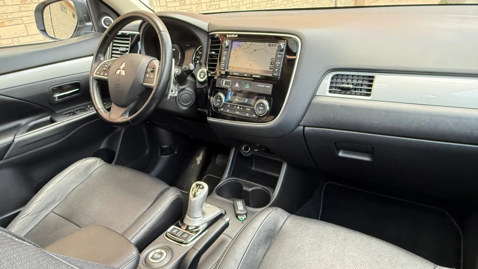 Mitsubishi Outlander 2.0PlyginHybrid* PHEV* 4x4* КАМЕРА* ПОДГРЕВ* АВТОП, снимка 13 - Автомобили и джипове - 54760198