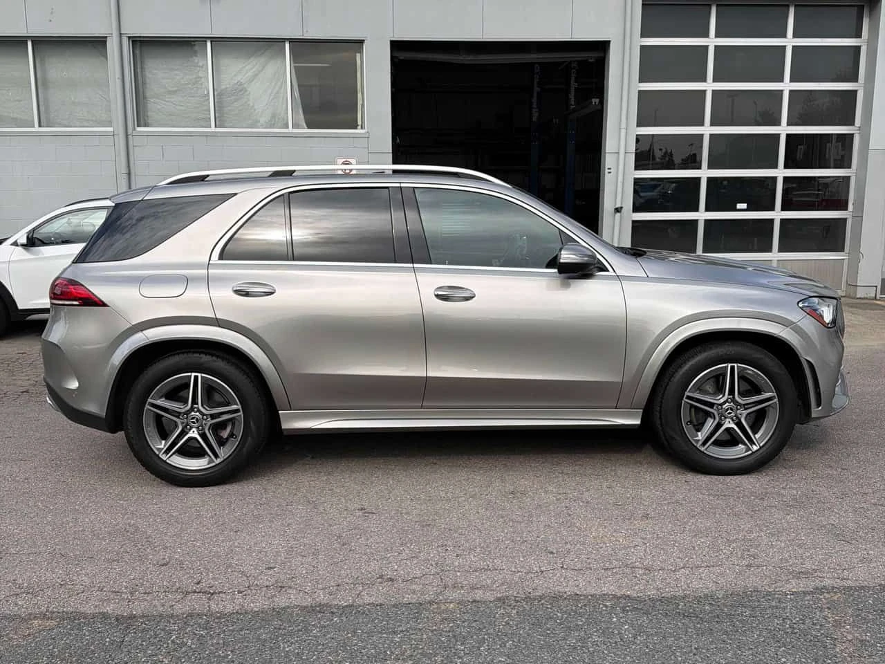 Mercedes-Benz GLE 350 /DISTRONIC/360/BURMESTER/CARFAX/АВТОКРЕДИТ, снимка 3 - Автомобили и джипове - 55612679