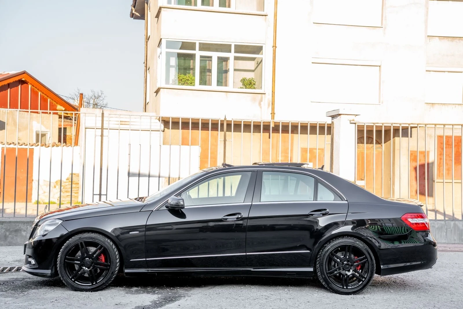 Mercedes-Benz E 350 CDI-AMG-PANORAMA-AMBIENT-ПОДГРЕВ-F1-NAVI-XENON-TOP, снимка 4 - Автомобили и джипове - 53810896