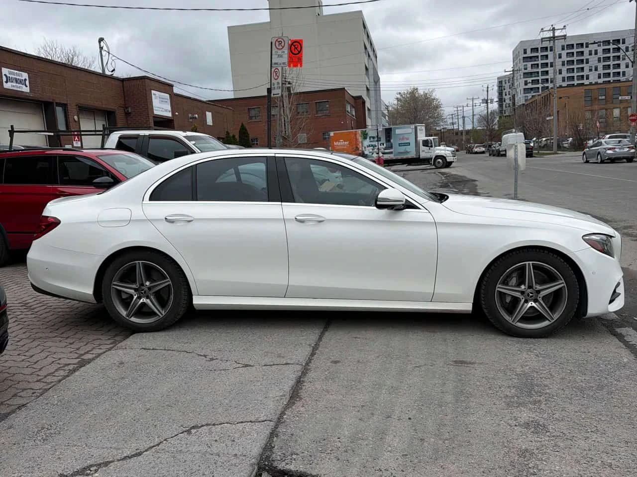 Mercedes-Benz E 400 4MATIC* DISTRONIC* BURMESTER* ОБДУХВАНЕ* 360* , снимка 3 - Автомобили и джипове - 54372006