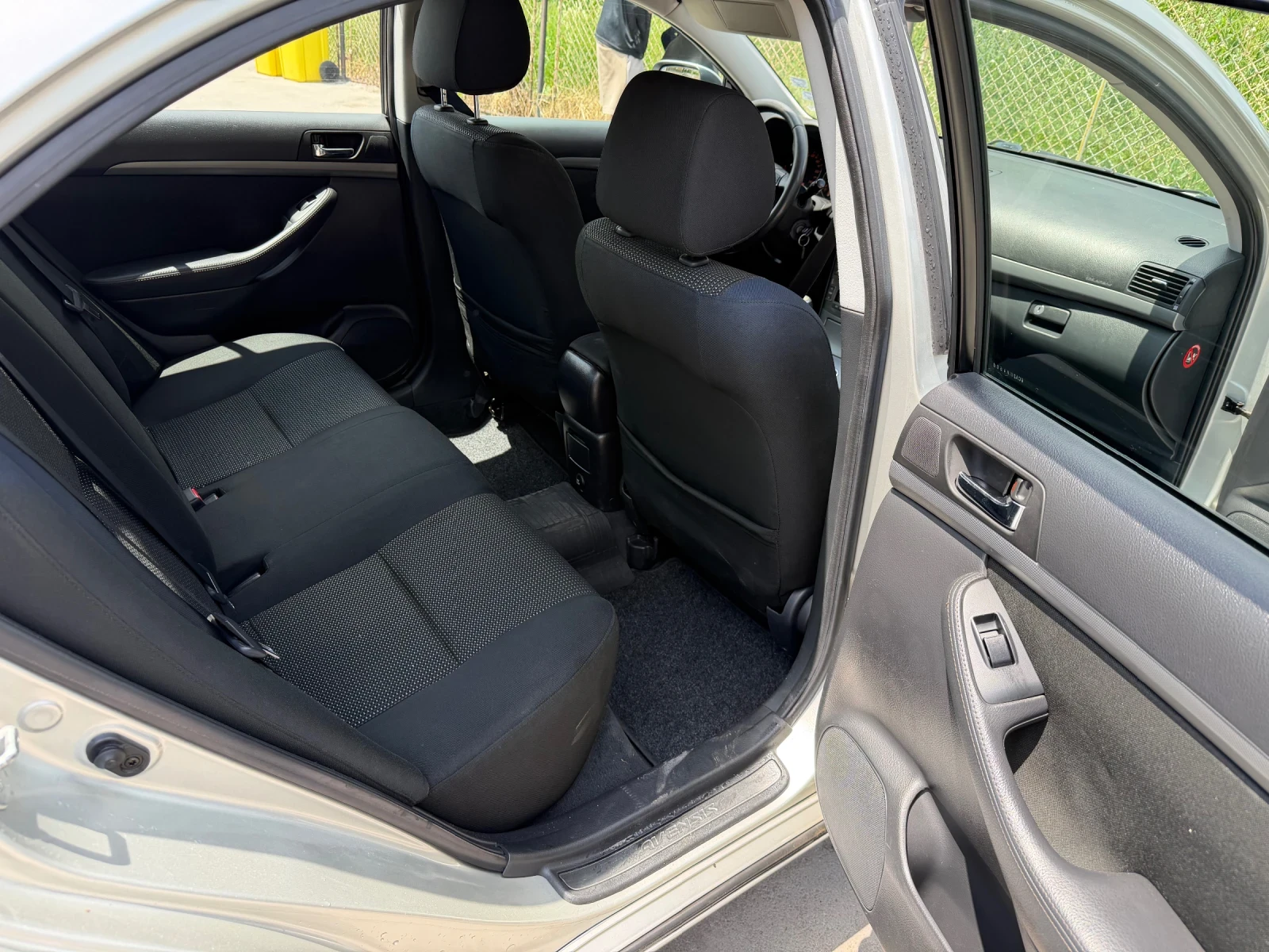 Toyota Avensis 2.0 126 коня, снимка 8 - Автомобили и джипове - 55000819