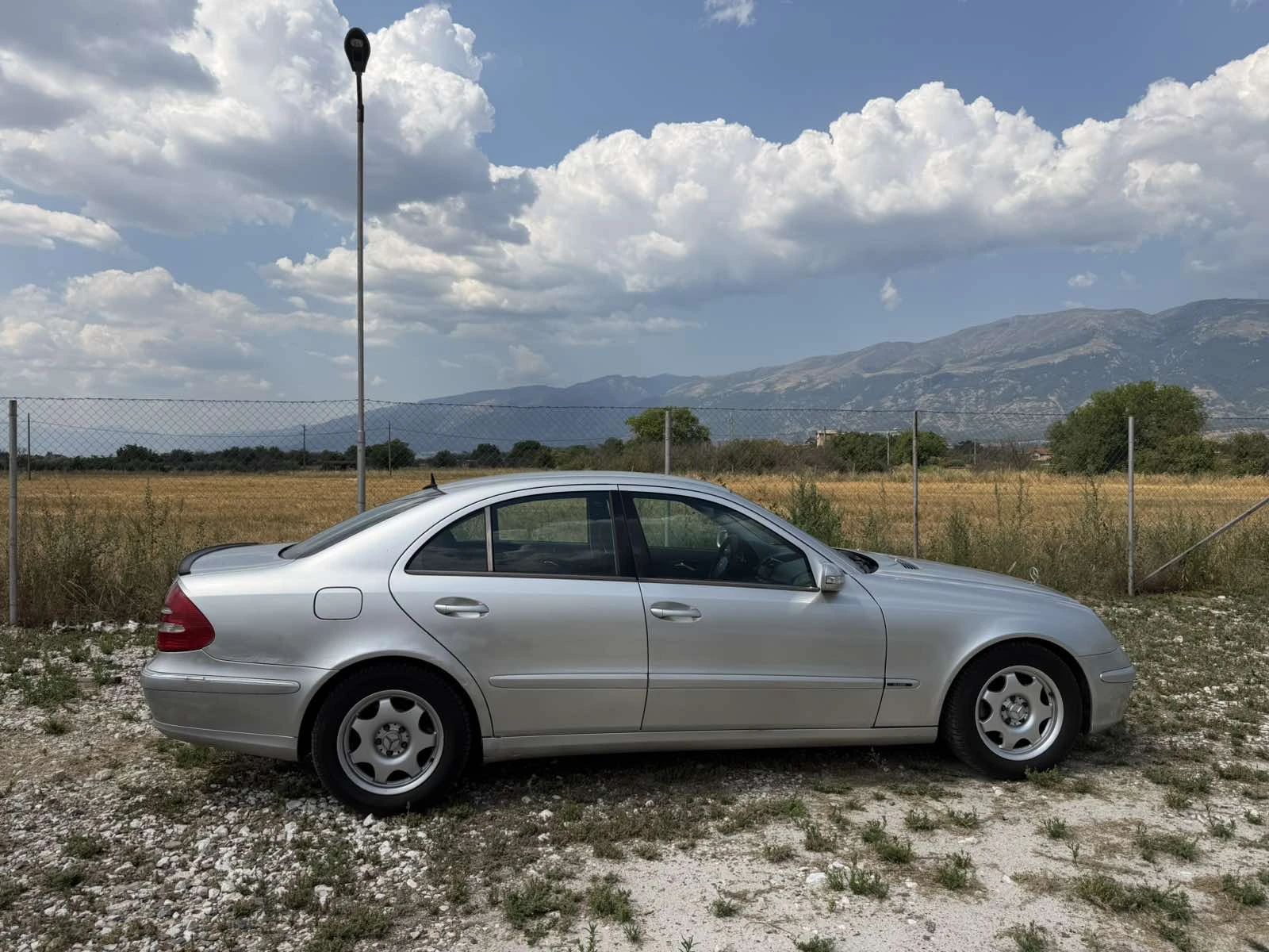 Mercedes-Benz E 220, снимка 4 - Автомобили и джипове - 55560048
