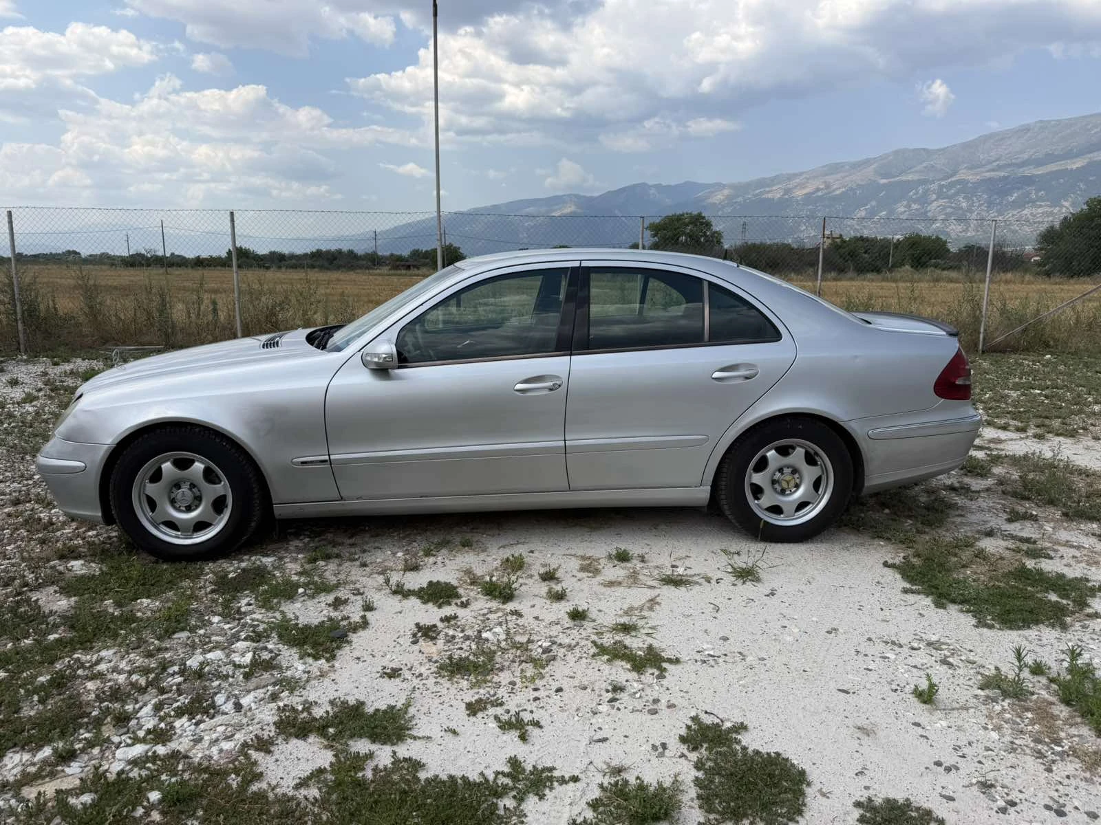 Mercedes-Benz E 220, снимка 3 - Автомобили и джипове - 55560048