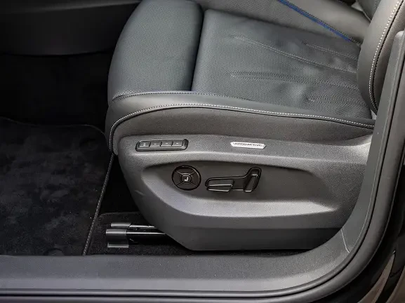 VW Tiguan 2.0 TDI 4Motion = R-Line = Гаранция, снимка 4 - Автомобили и джипове - 54157971