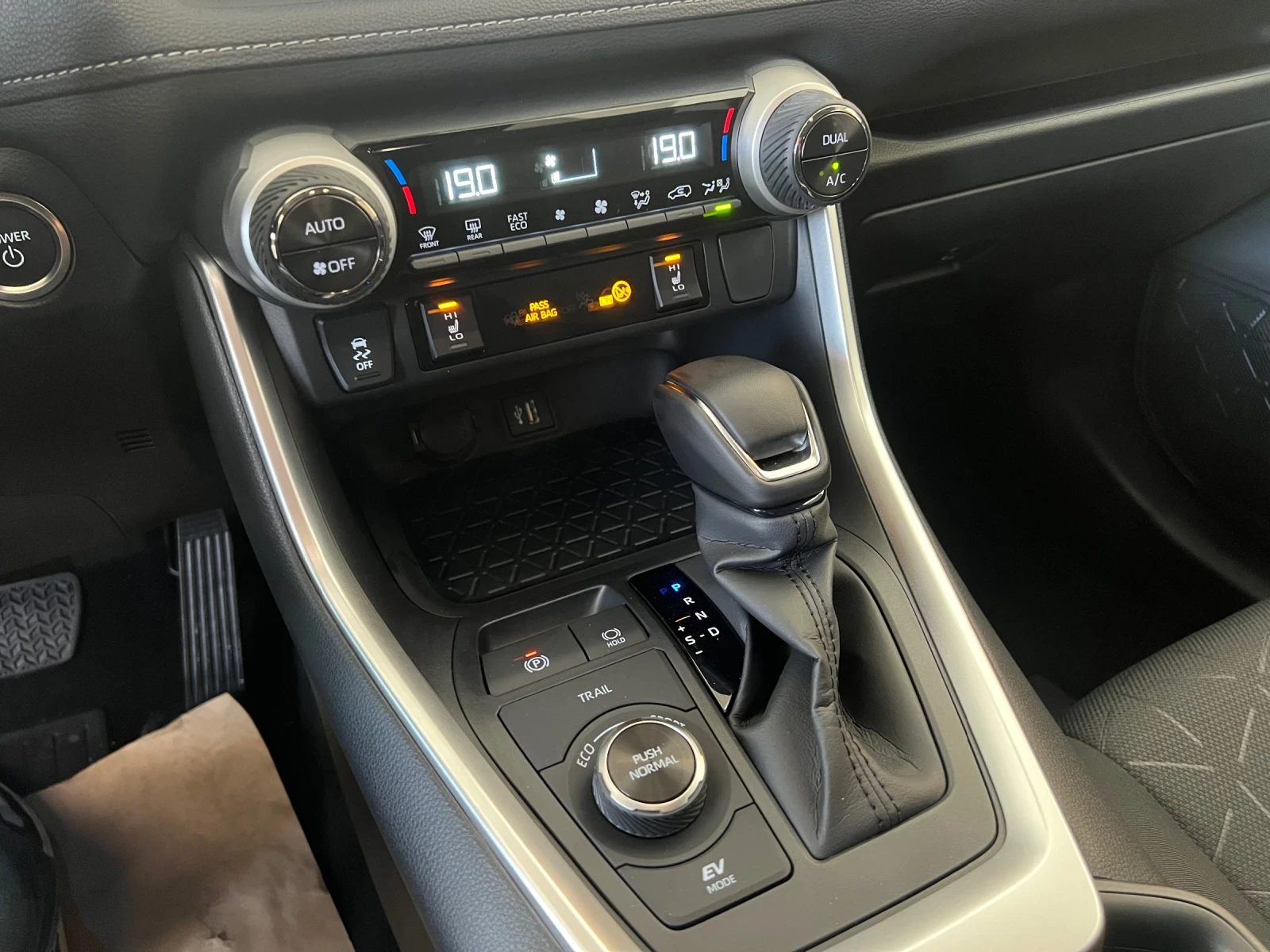 Toyota Rav4 Executive, снимка 7 - Автомобили и джипове - 53982438