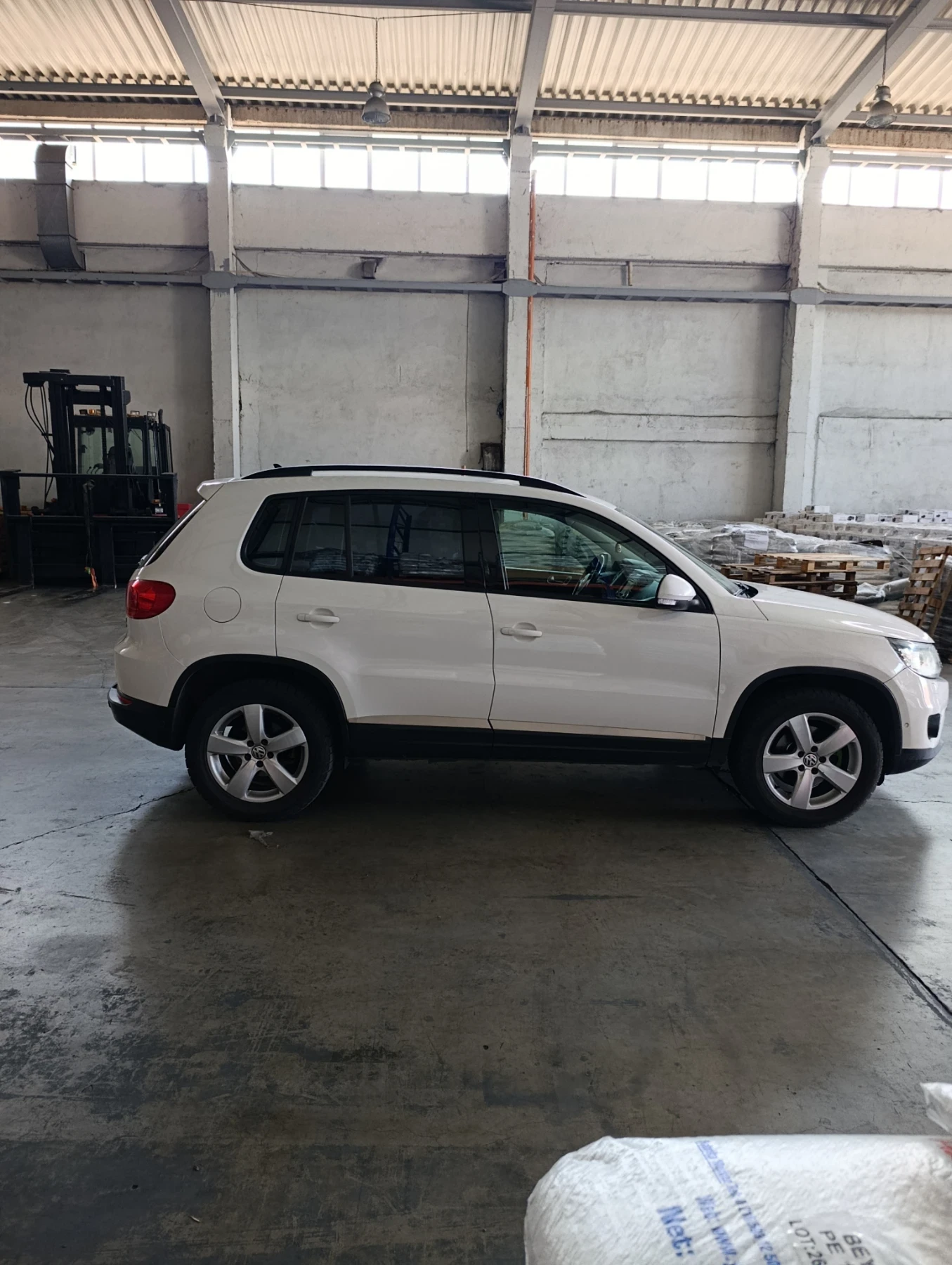 VW Tiguan 2.0, 140 кс., снимка 3 - Автомобили и джипове - 55309146