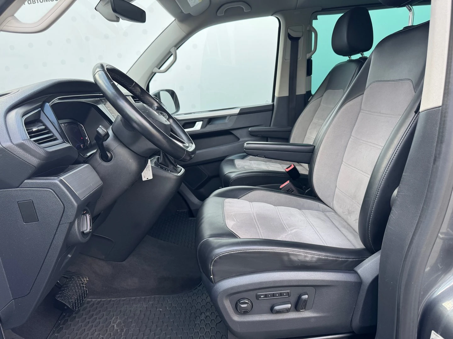 VW Multivan Comfortline TDI, снимка 5 - Бусове и автобуси - 53243024