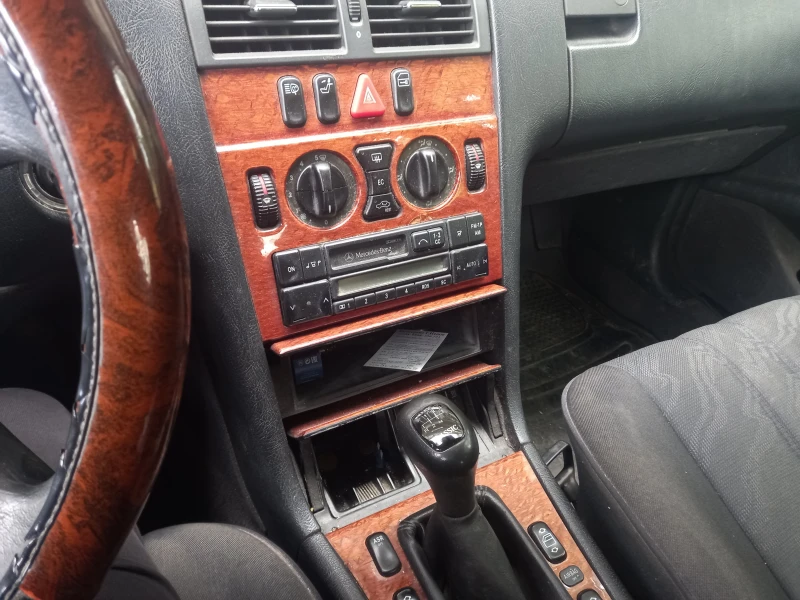 Mercedes-Benz E 200, снимка 6 - Автомобили и джипове - 52412845