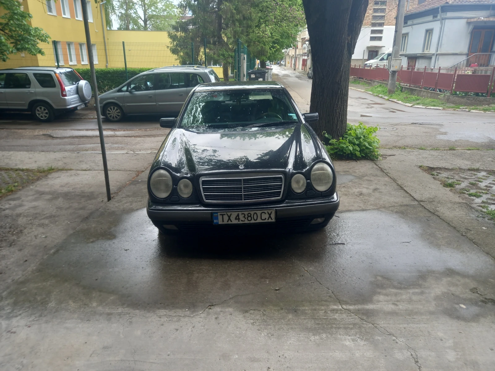 Mercedes-Benz E 200, снимка 1