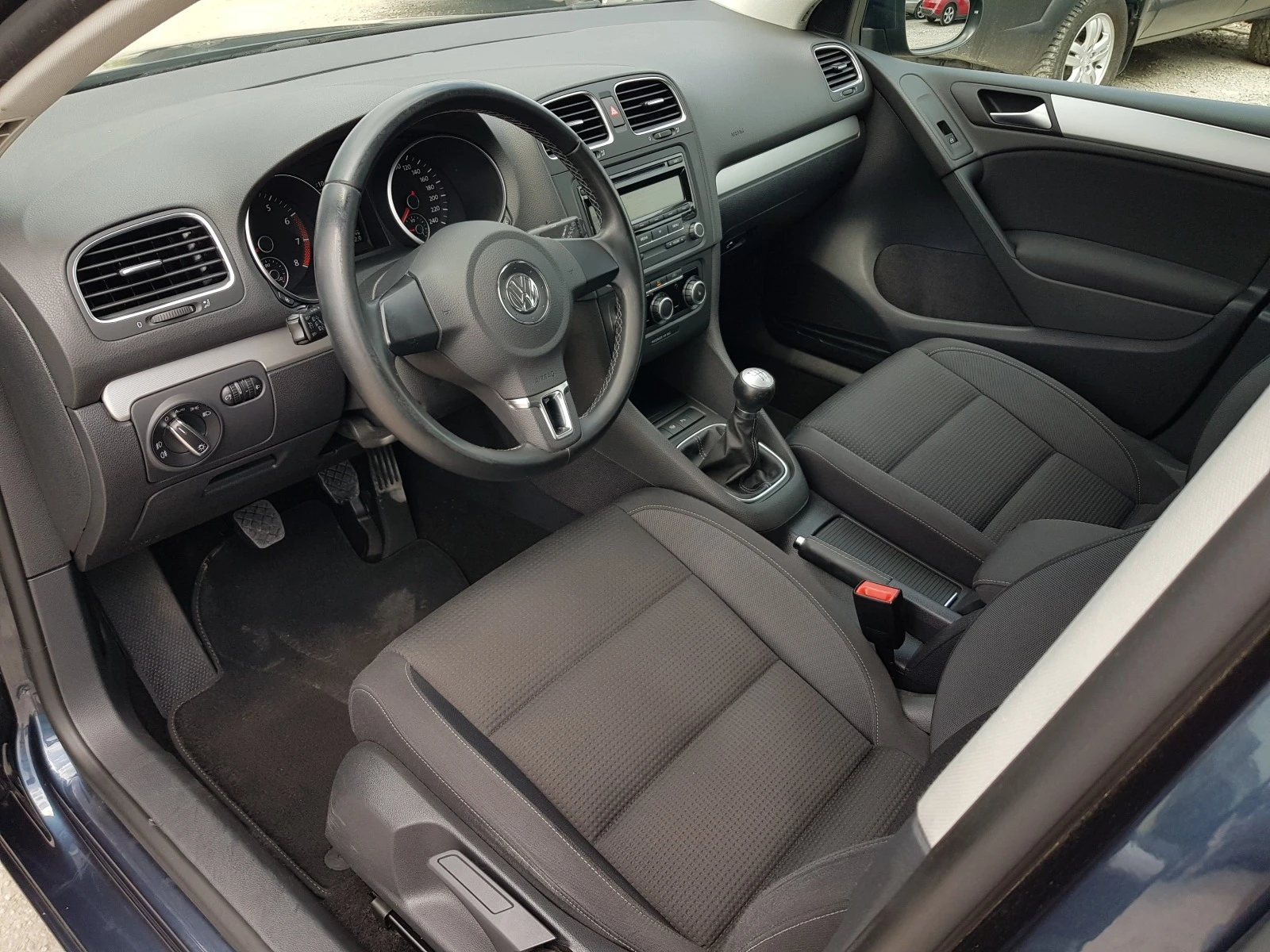 VW Golf 1.4 i - 122 к.с. подгрев климатроник автопаркиране - изображение 9