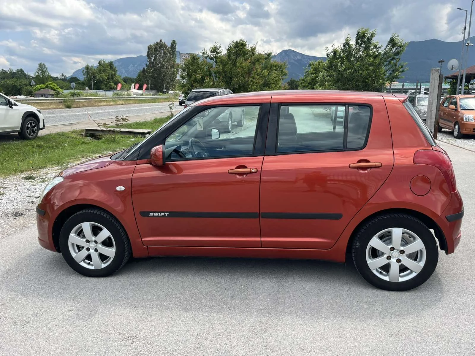 Suzuki Swift 1.3I 92кс КЛИМАТИК EURO 4 , снимка 6 - Автомобили и джипове - 54794513