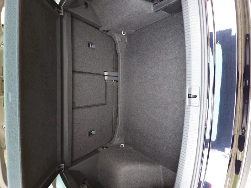 VW Tiguan Facelift* Elegance* Distronik* Обслужен, снимка 6 - Автомобили и джипове - 52200802