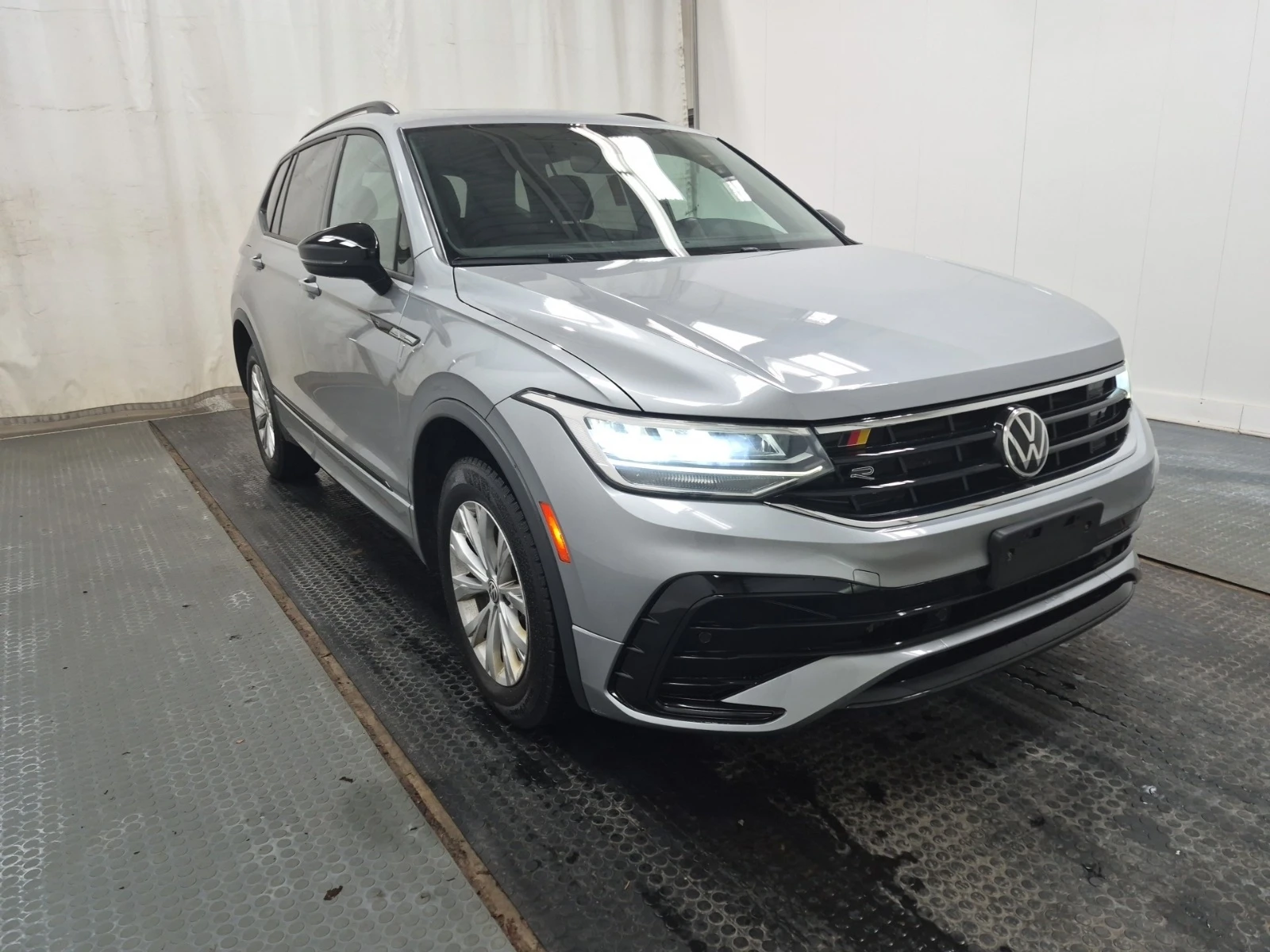 VW Tiguan COMFORTLINE R-LINE BLACK EDITION * ЦЕНА ДО БГ * , снимка 2 - Автомобили и джипове - 54417698