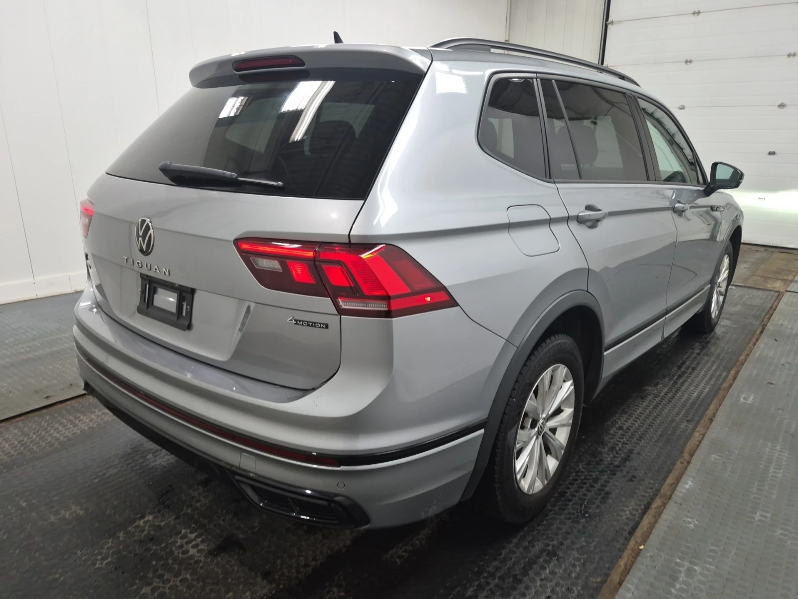 VW Tiguan COMFORTLINE R-LINE BLACK EDITION * ЦЕНА ДО БГ * , снимка 3 - Автомобили и джипове - 54417698