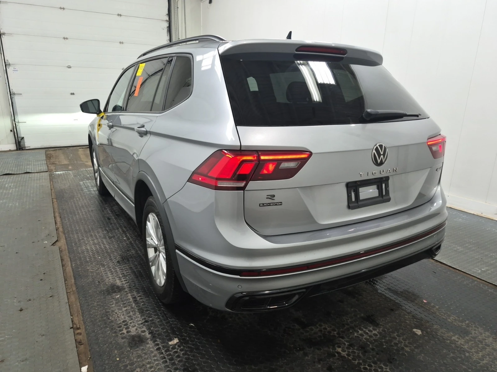 VW Tiguan COMFORTLINE R-LINE BLACK EDITION * ЦЕНА ДО БГ * , снимка 4 - Автомобили и джипове - 54417698