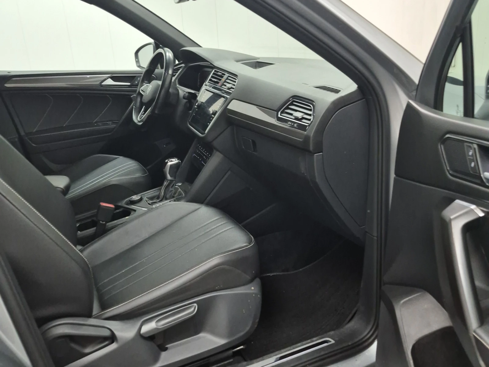 VW Tiguan COMFORTLINE R-LINE BLACK EDITION * ЦЕНА ДО БГ * , снимка 9 - Автомобили и джипове - 54417698