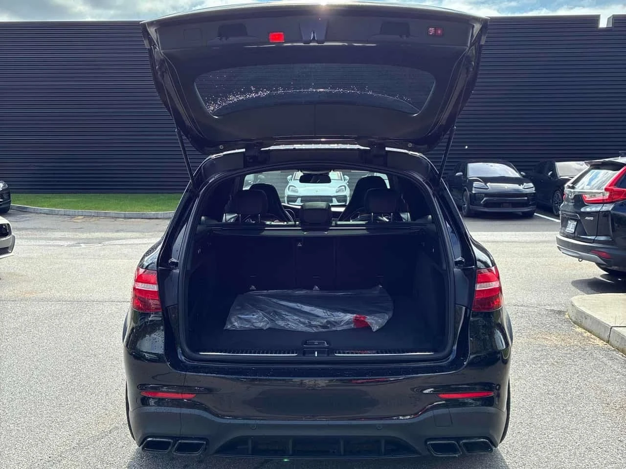 Mercedes-Benz GLC 63 AMG / S / ОТ ПРЕДСТАВИТЕЛСТВО / 360 / ПАНО, снимка 6 - Автомобили и джипове - 56168573