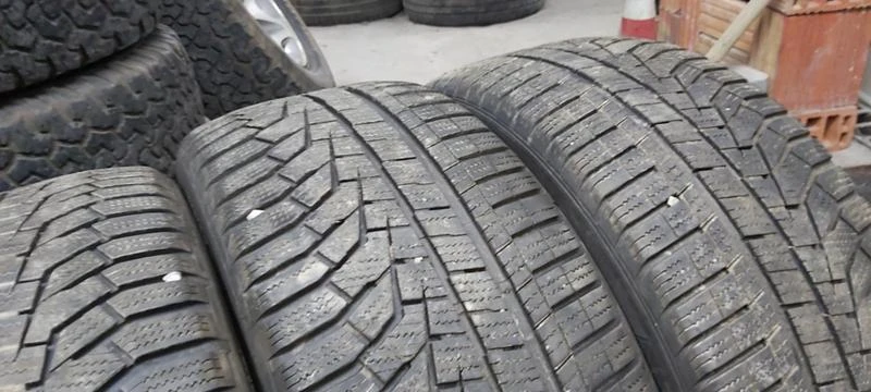 Гуми Зимни 225/45R18, снимка 3 - Гуми и джанти - 35606670