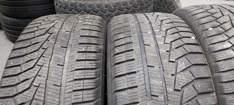 Гуми Зимни 225/45R18, снимка 2 - Гуми и джанти - 35606670