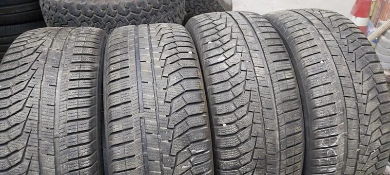 Гуми Зимни 225/45R18, снимка 1 - Гуми и джанти - 35606670