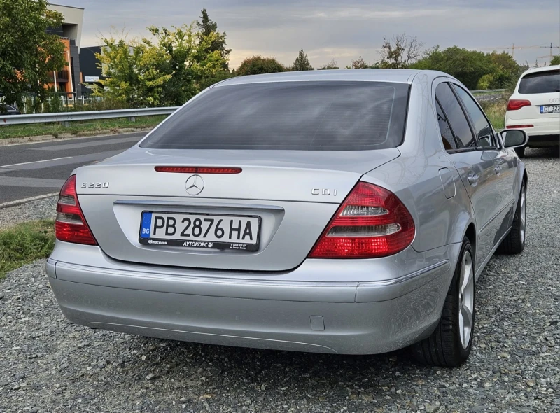 Mercedes-Benz E 220 2.2CDI, снимка 4 - Автомобили и джипове - 47529743