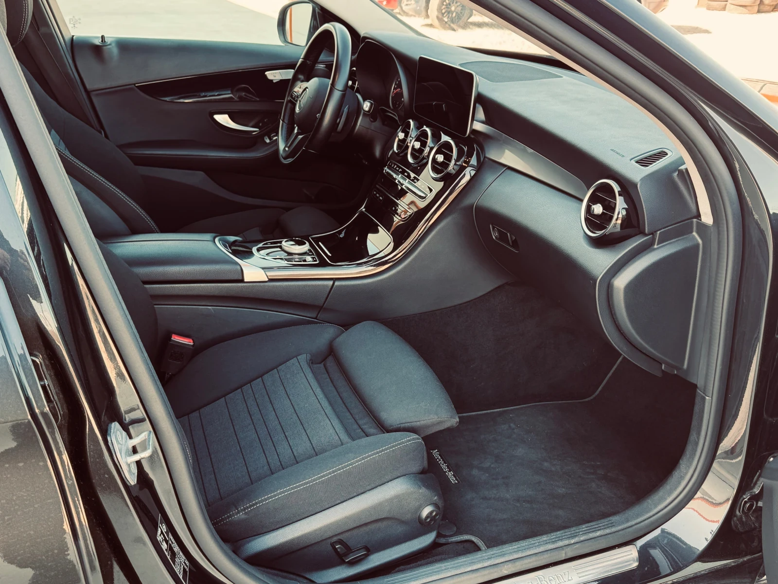 Mercedes-Benz C 220 d 194HP/9G/LED/NAVI/DSTR/CAMERA/KEYLESS, снимка 14 - Автомобили и джипове - 53800204