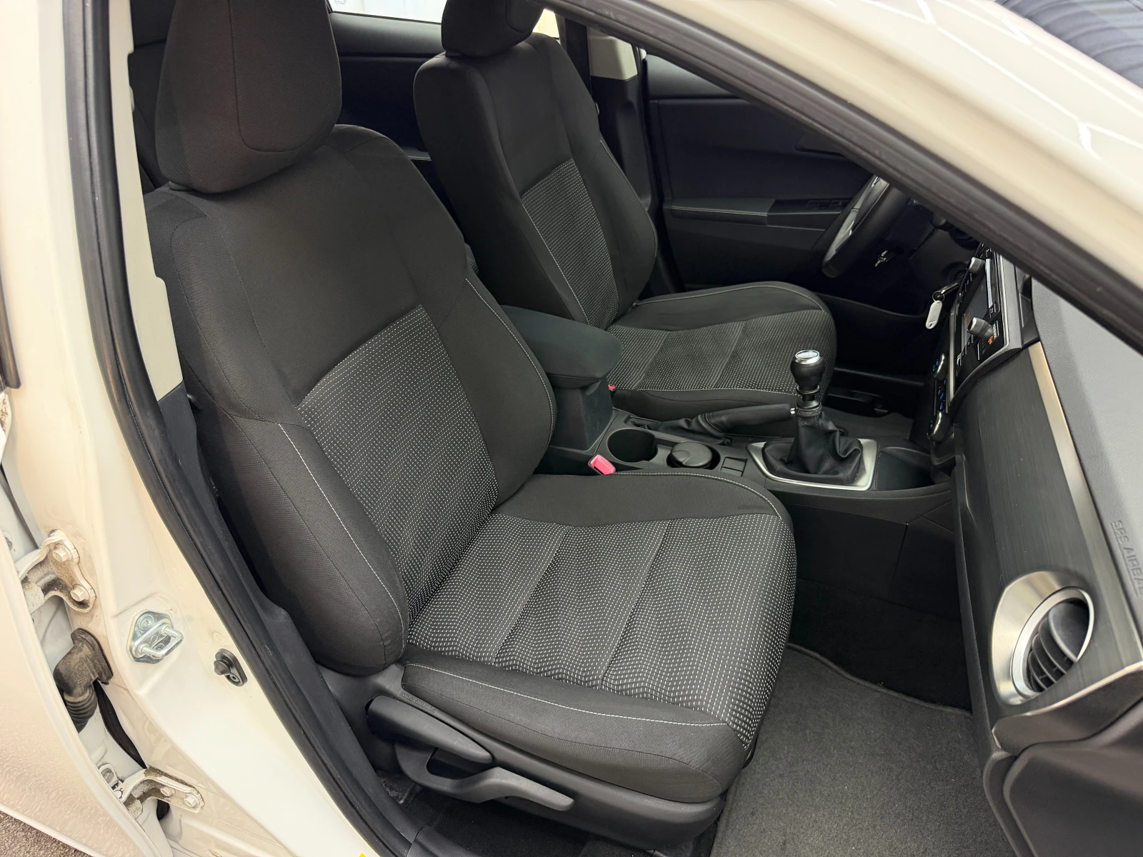 Toyota Auris 1.6i* СЕРВИЗНА КНИЖКА С ПЪЛНА ИСТОРИЯ В TOYOTA, снимка 13 - Автомобили и джипове - 55556228