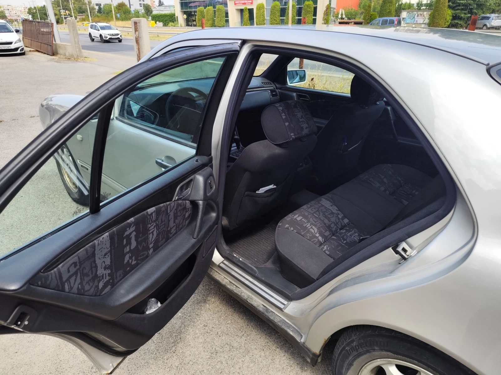Mercedes-Benz E 200 Avangarde, снимка 6 - Автомобили и джипове - 56049264