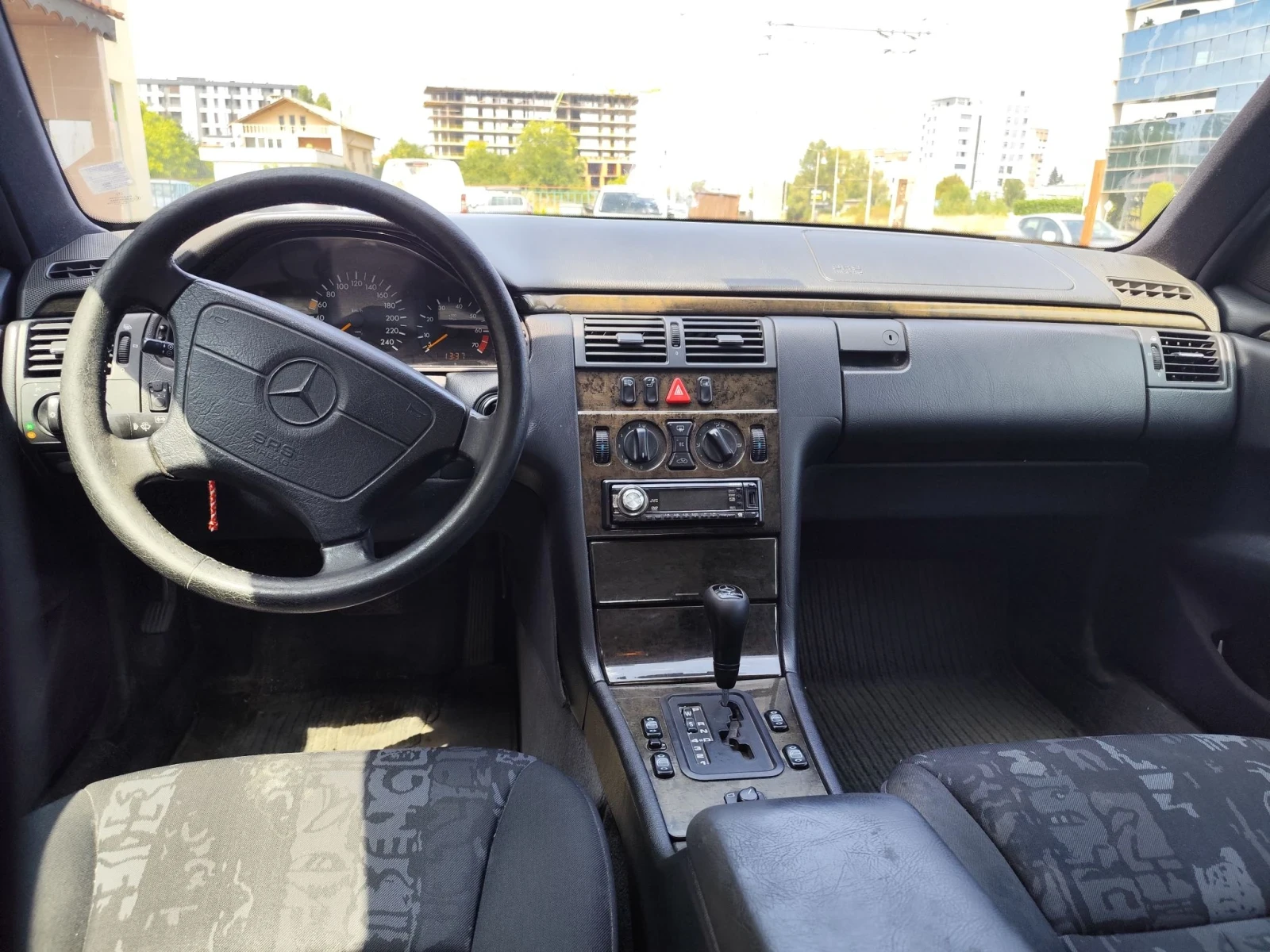 Mercedes-Benz E 200 Avangarde, снимка 4 - Автомобили и джипове - 56049264